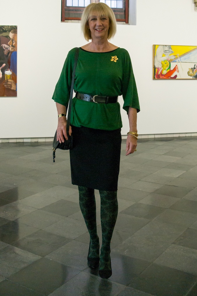 https://www.nofearoffashion.com/wp-content/uploads/2019/01/Green-fantasy-tights-at-the-museum.jpg