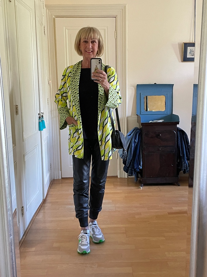 Outfit yellow lime jacket