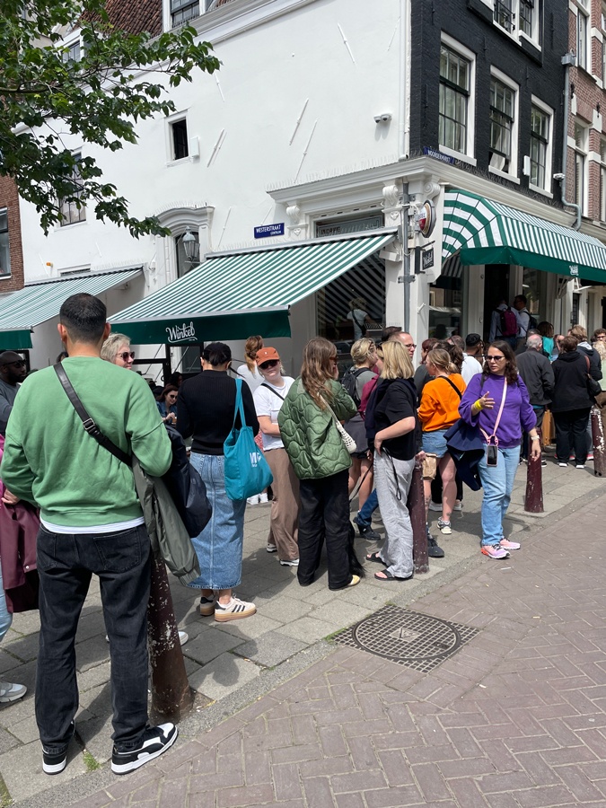 queue at apple pie restaurant Winkel in Amsterdam