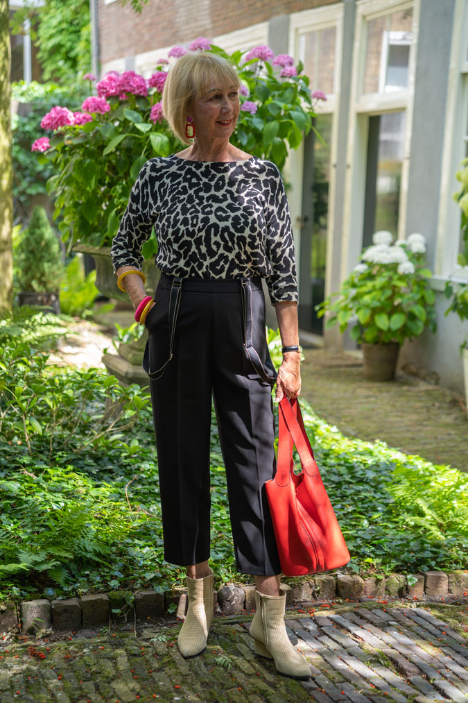 Black summer trousers with a black and white jumper