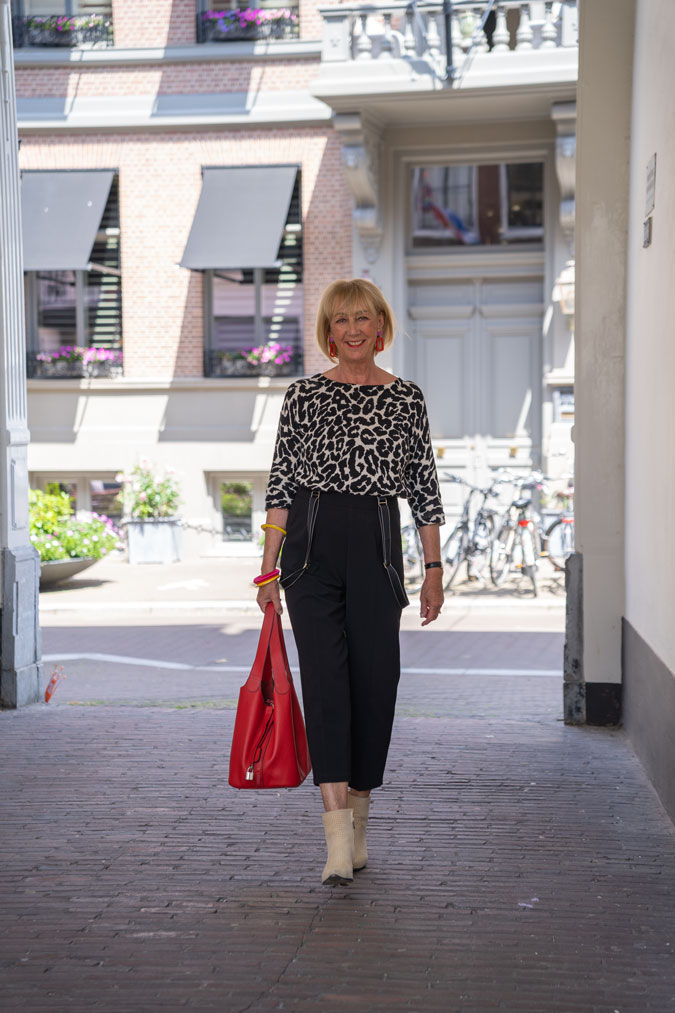 Black summer trousers with a black and white jumper