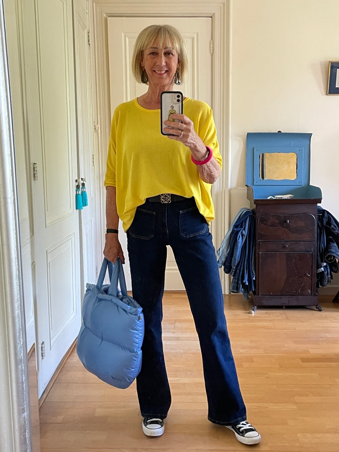 Flared jeans with oversized yellow top