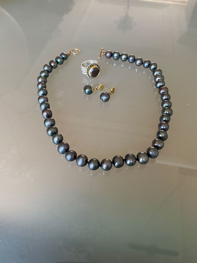 Black pearls set